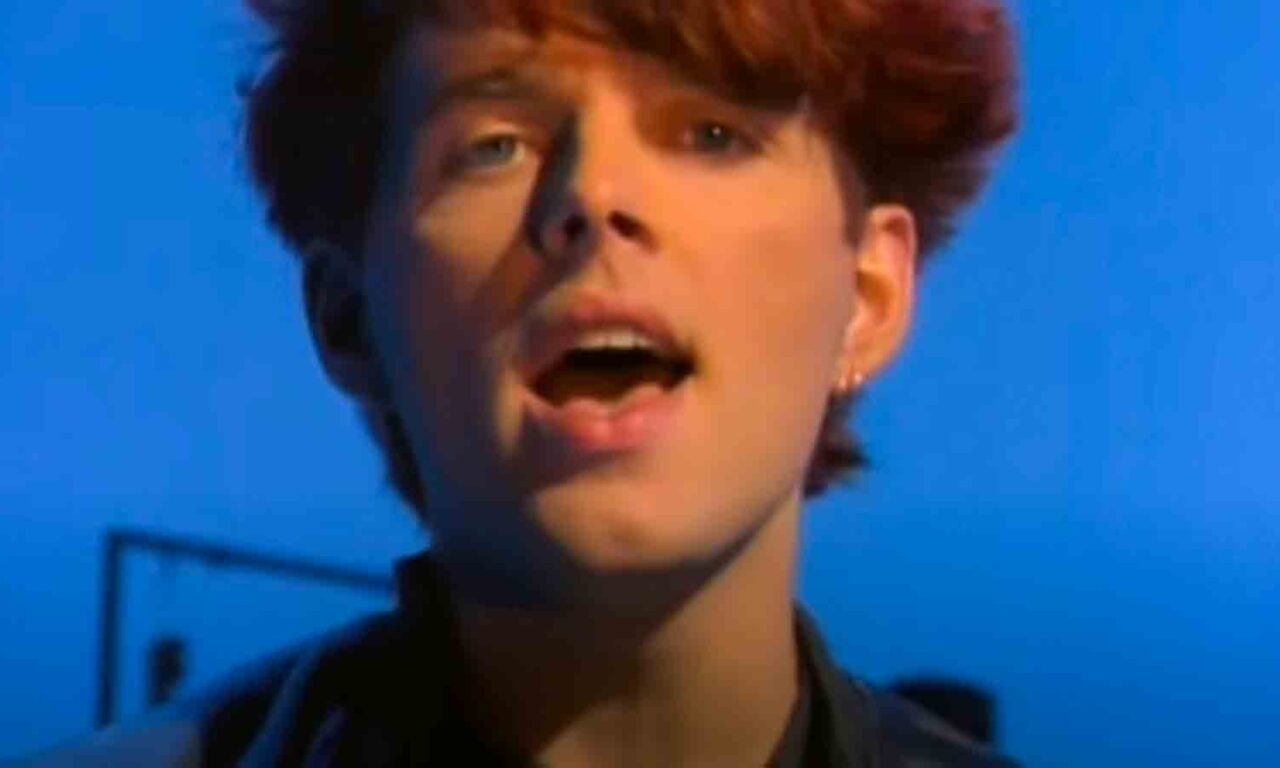 Thompson Twins - Hold Me Now - Official Music Video